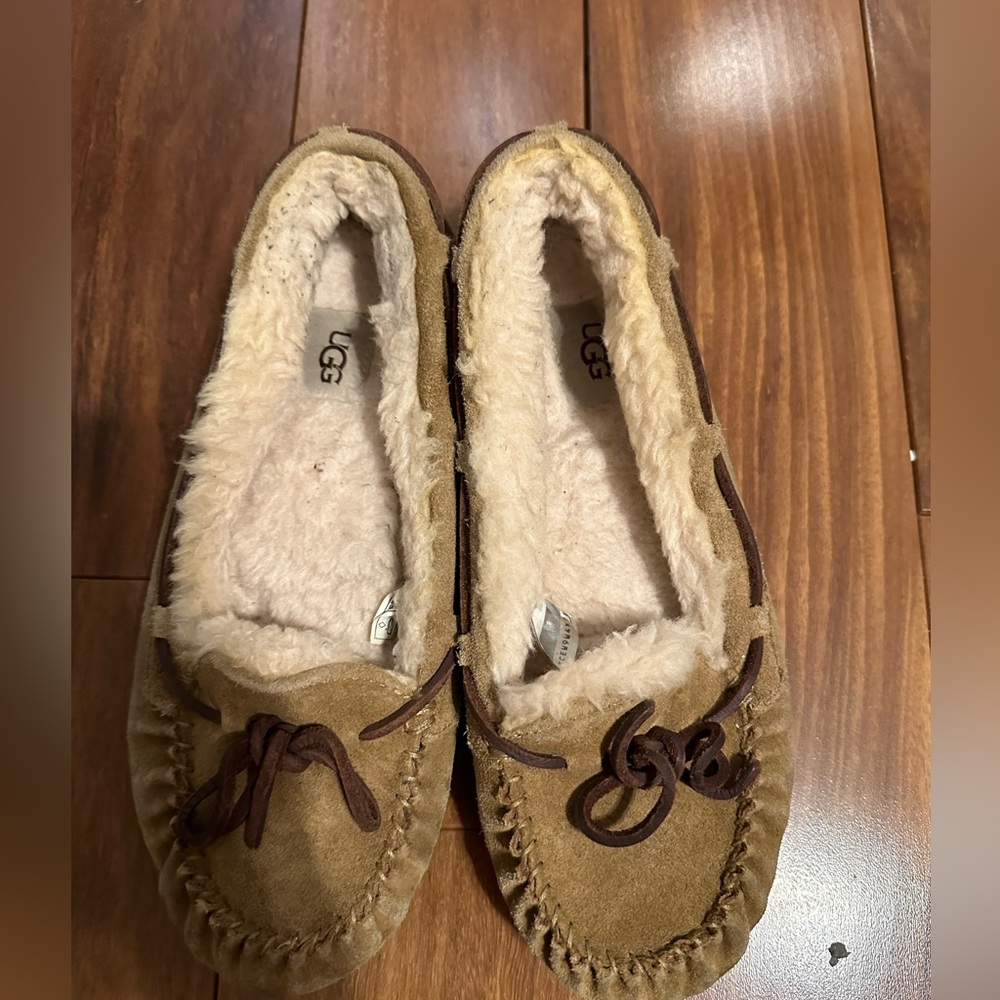 Ugg slippers woman size 10 men 8.5